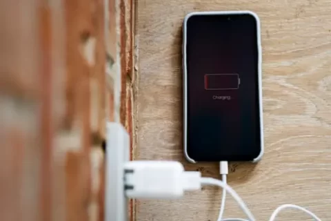 Deixar o carregador na tomada gasta energia? Descubra! ( Imagem: Freepik)