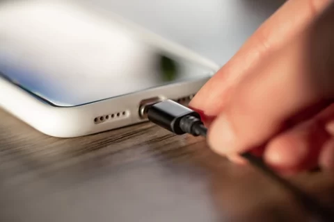 Faça seu celular carregar mais rápido