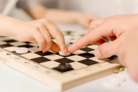 Aplicativos gratuitos para jogar dama no celular ( Imagem: Freepik}