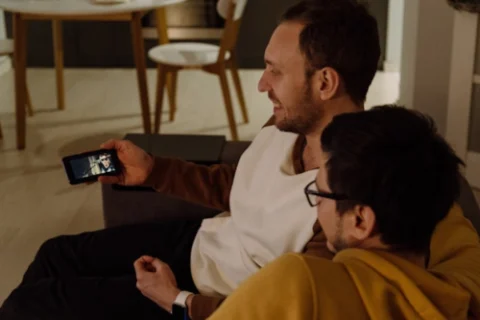 Tem como assistir canais de televisão no celular? Veja como