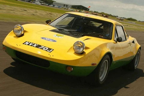 supercarros sendo representado pelo Ford Amarelo