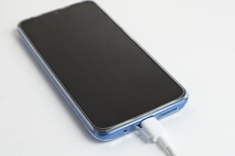 Como carregar celular com energia solar